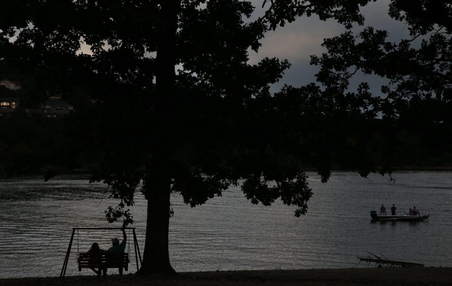 Amid storm warnings 17 die - 9 from one family - when boat capsizes on Table Rock Lake